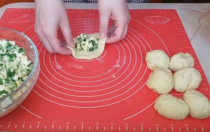 Пирожки с яйцом и луком