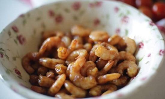 Классический салат цезарь с креветками