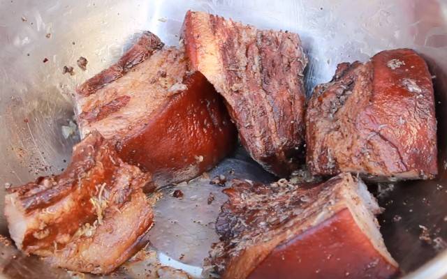 Сало вареное в луковой шелухе