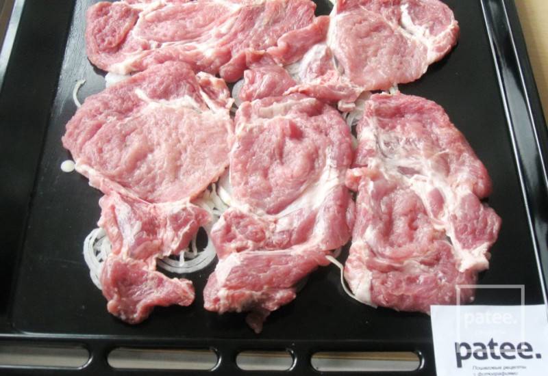 Мясо с грибами, запеченное в духовке или мультиварке