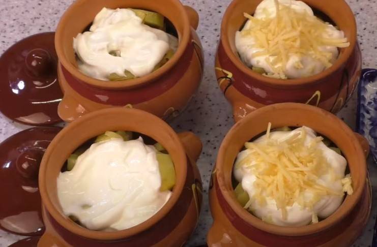 Три запечённых блюда в горшочках: картофель с рисом, с овощами и вкусная тушеная картошка