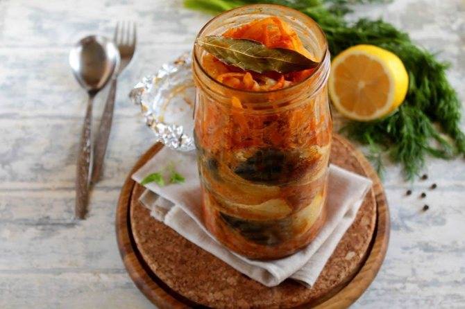 Скумбрия в фольге, запеченная в духовке целиком: рецепт с лимоном и луком
