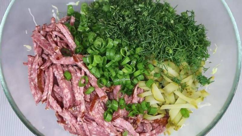 Вкусные салаты с яйцом и зелёным луком: подборка летних рецептов