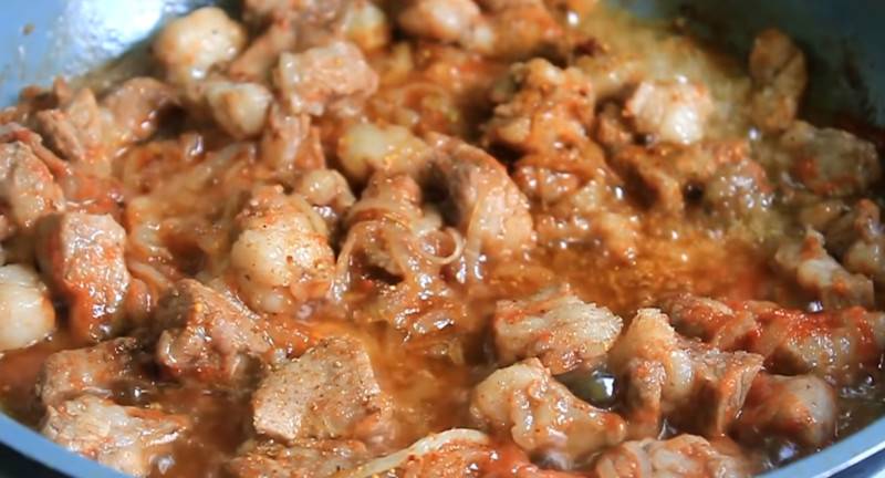 Мясо с грибами, запеченное в духовке или мультиварке