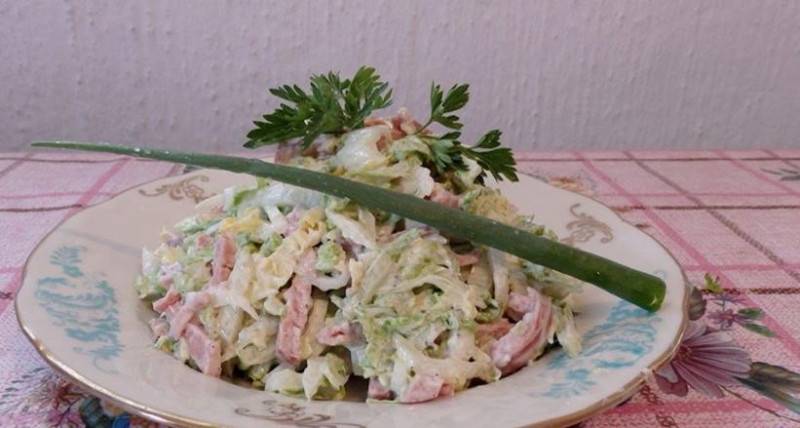 Вкусные салаты с яйцом и зелёным луком: подборка летних рецептов
