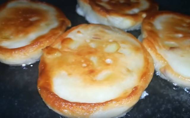 Пышные и легкие оладьи на молоке и дрожжах