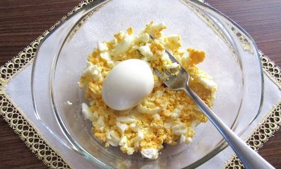 Яйца фаршированные шпротами и огурцом
