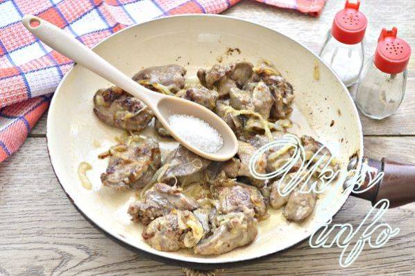 Куриная печень жареная с луком на сковороде