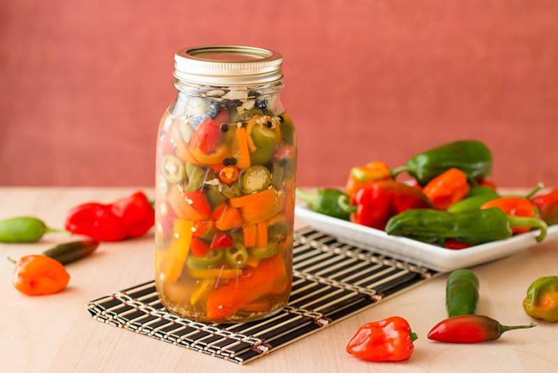 Маринованный острый перец на зиму пальчики оближешь