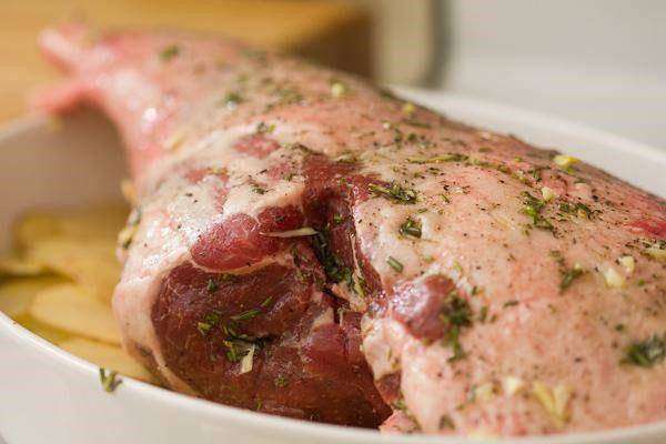 Баранья ножка, томленная с медом и прованскими травами