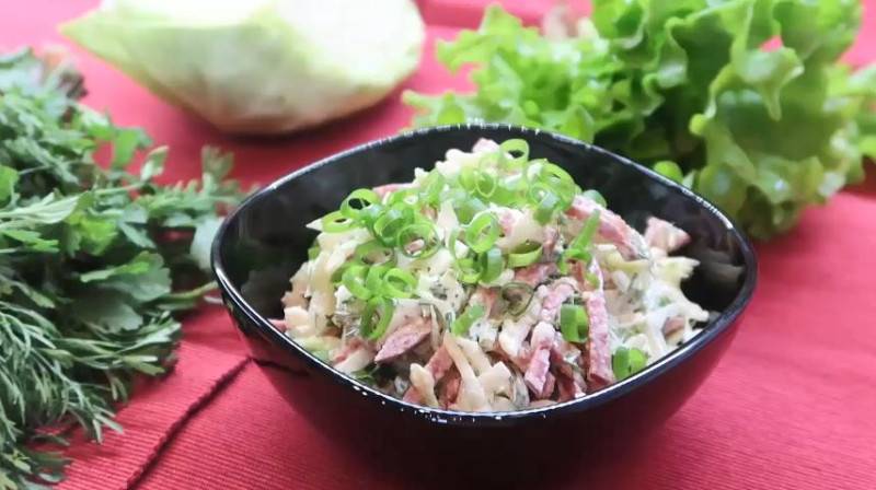 Вкусные салаты с яйцом и зелёным луком: подборка летних рецептов
