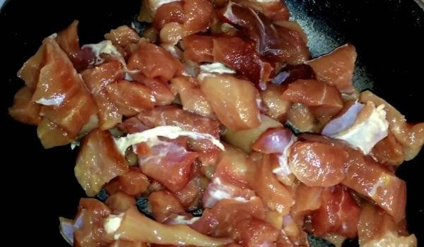 Подливка из свинины: с луком, томатом, сметаной, мукой, бефстроганов