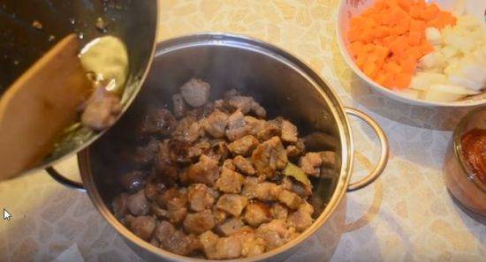 Подливка из свинины: с луком, томатом, сметаной, мукой, бефстроганов