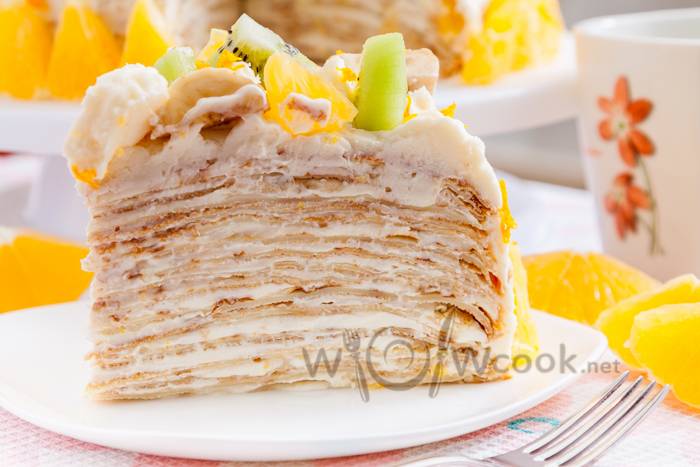 Блинный торт со сметанным кремом и бананами
