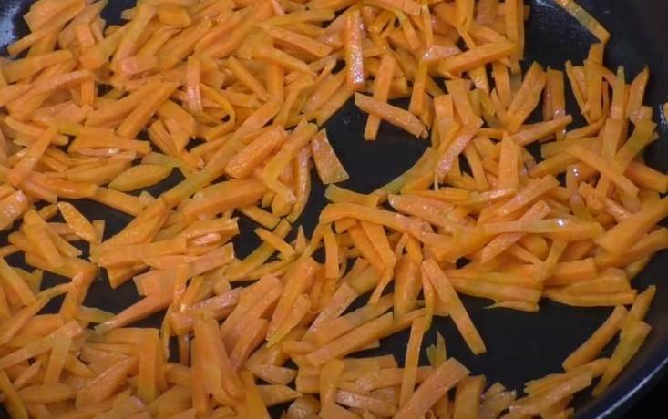 Три запечённых блюда в горшочках: картофель с рисом, с овощами и вкусная тушеная картошка