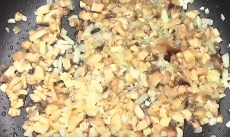Фаршированные шампиньоны в духовке с сыром и ветчиной