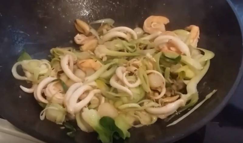 Лапша удон с курицей и овощами в соусе терияки