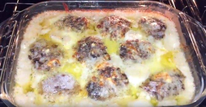 Тефтели из фарша с рисом в духовке: 3 рецепта
