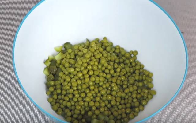 Салат с колбасой