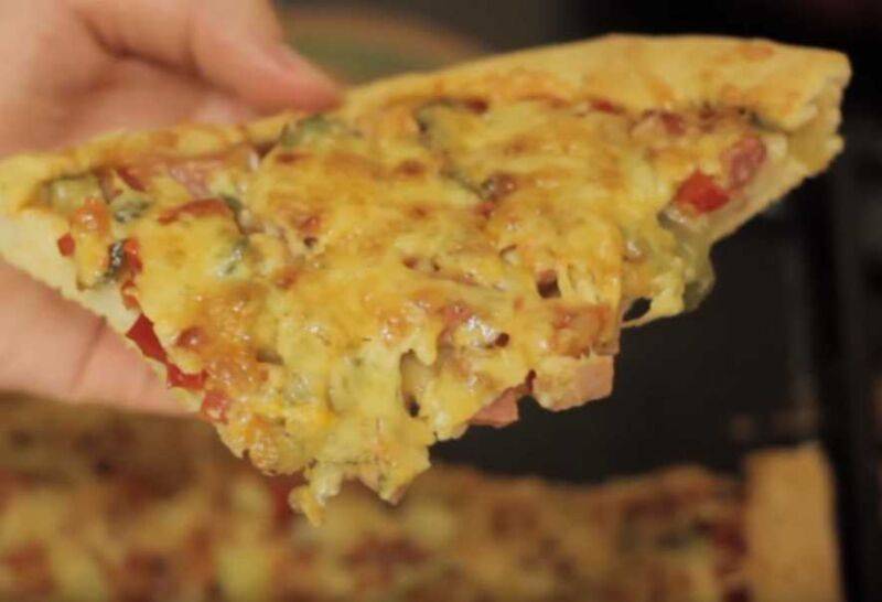 Пицца с колбасой и сыром