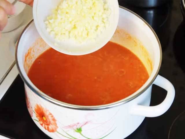Помидоры, фаршированные сыром и чесноком: 12 простых рецептов