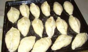 Рецепты выпечки сладких пирожков с яблоками и с ягодами. тесто для пирожков