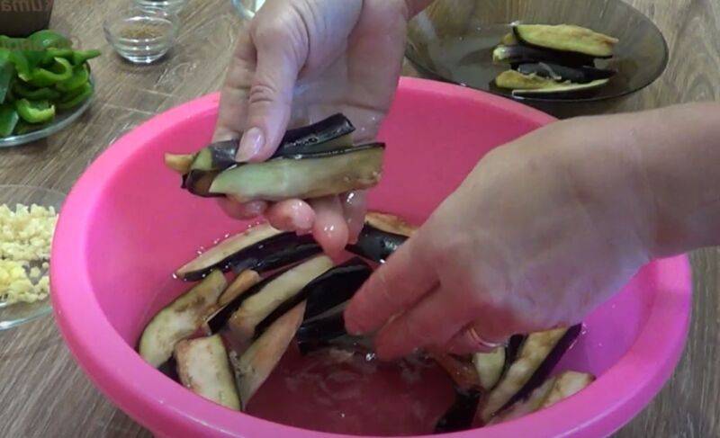 Баклажаны в духовке с помидорами и сыром