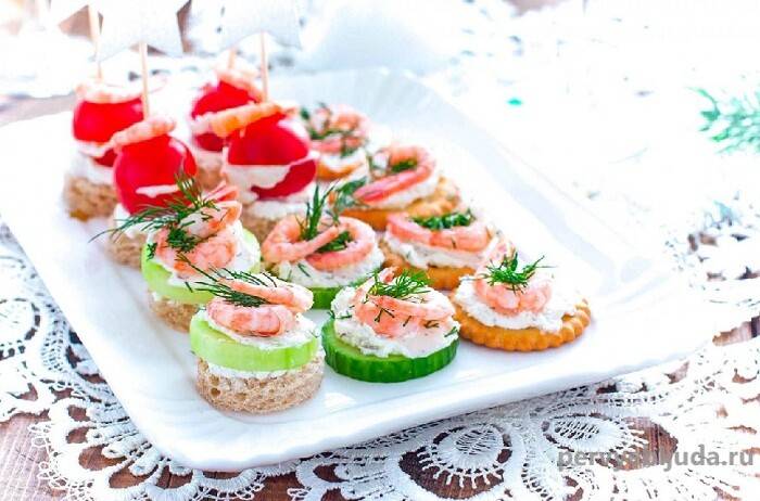 Салат с креветками и кальмарами