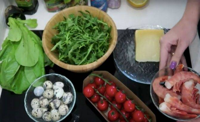 Классический салат цезарь с креветками
