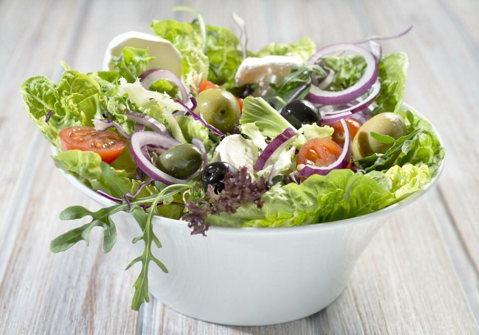 Классический салат цезарь с креветками