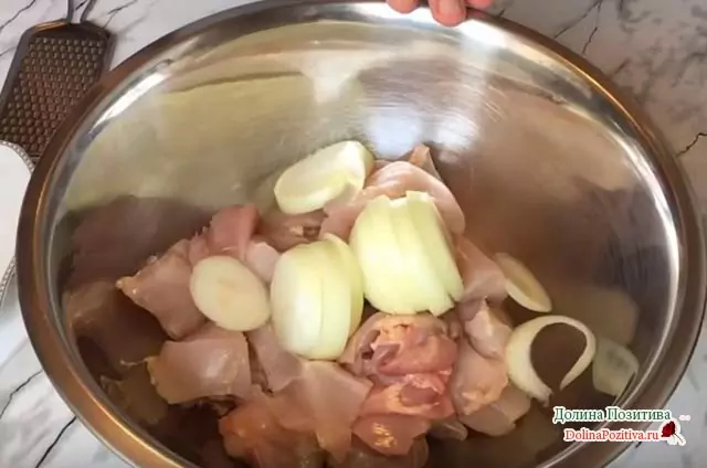 Куриная грудка в сметанном соусе с кунжутом