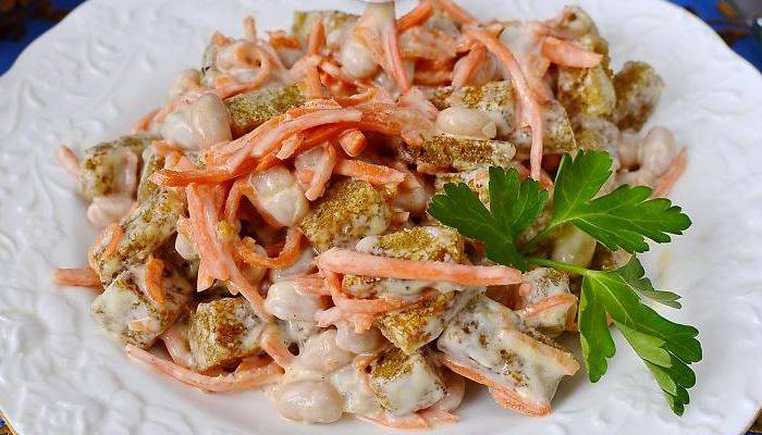 Салаты с консервированной фасолью и сухариками, вкусные, необычные, но простые