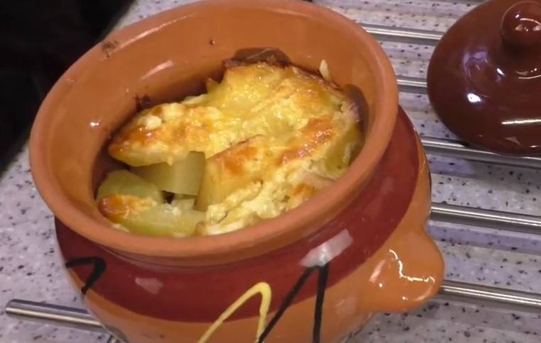 Три запечённых блюда в горшочках: картофель с рисом, с овощами и вкусная тушеная картошка