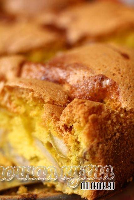 Пирог «шарлотка» с яблоками и бананом