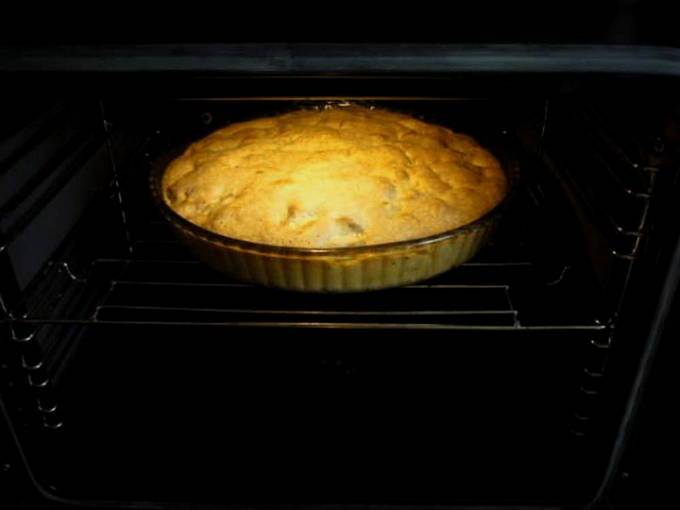 Пирог «шарлотка» с яблоками и бананом