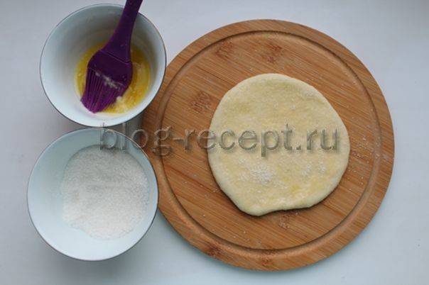 Булочки с изюмом из дрожжевого теста в духовке: 4 пошаговых рецепта