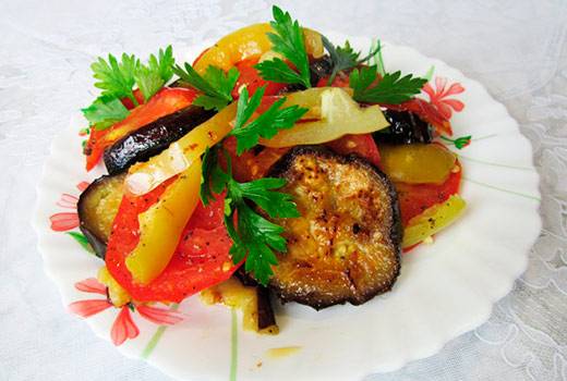 Тушеные баклажаны с овощами