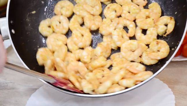 Салат с креветками и кальмарами