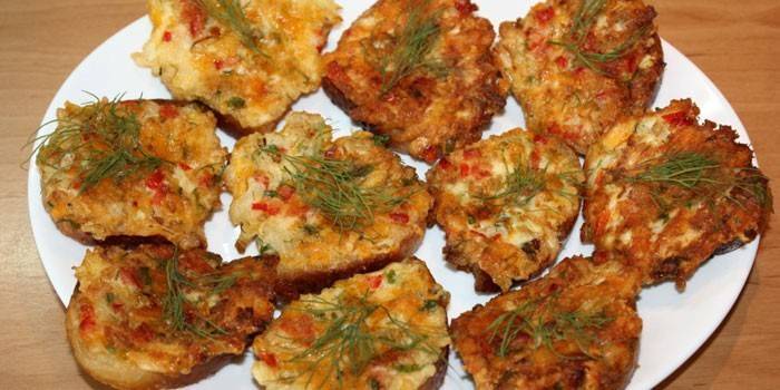 Горячие бутерброды с помидорами и сыром