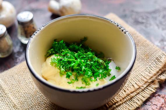 Фаршированные шампиньоны в духовке с сыром и ветчиной
