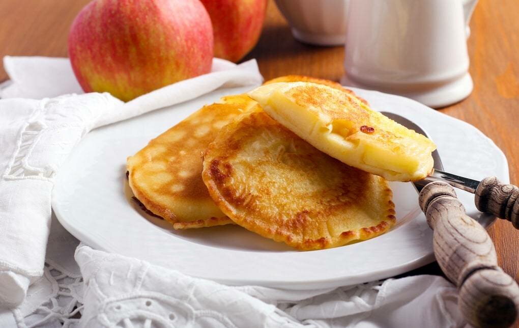 Пышные оладьи с яблоками на кефире: 8 лучших рецептов