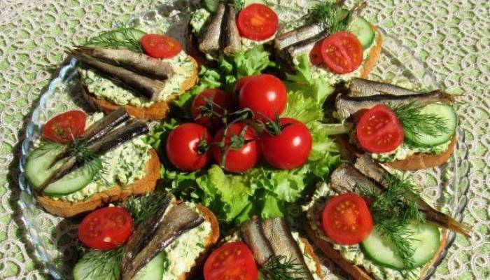 Яйца фаршированные шпротами и огурцом