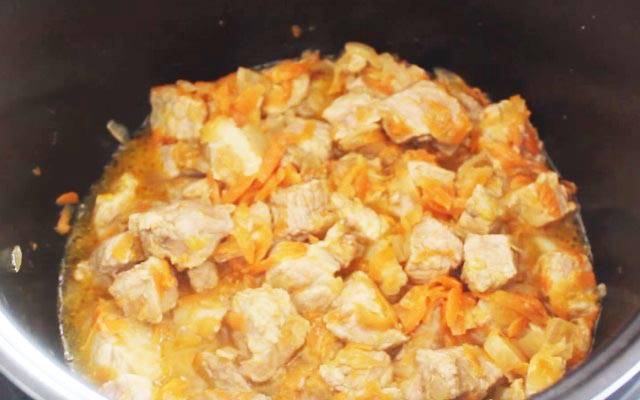 Подливка из свинины: с луком, томатом, сметаной, мукой, бефстроганов