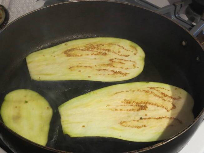 Рулетики из баклажанов с сыром и чесноком