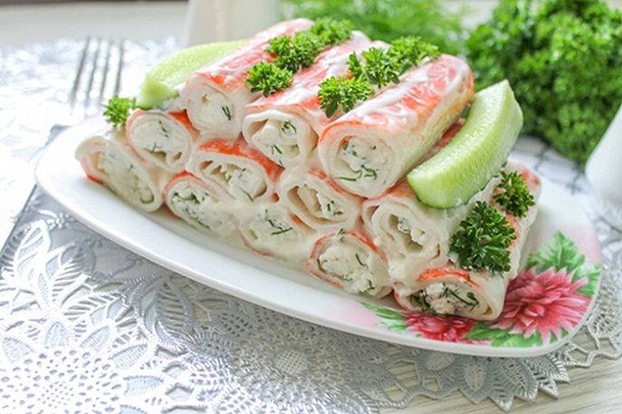 Рулетики из крабовых палочек с разными начинками. рецепты с огурцом, плавленым сыром, чесноком, яйцом. фото пошагово