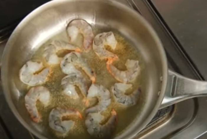 Салат с креветками и кальмарами