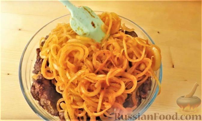 Куриная печень жареная с луком на сковороде