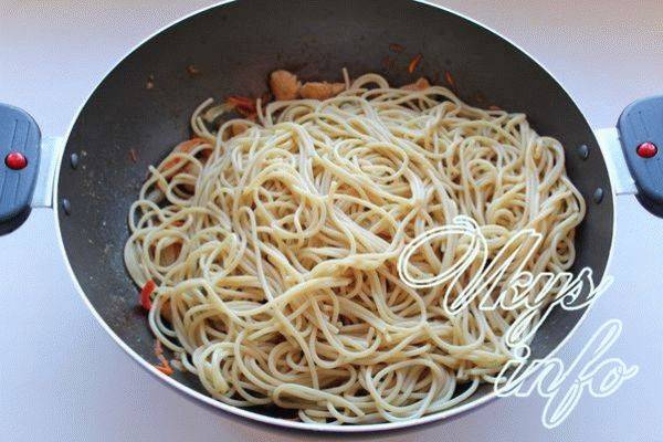 Лапша удон с курицей и овощами в соусе терияки