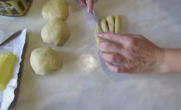 Булочки с изюмом из дрожжевого теста в духовке: 4 пошаговых рецепта