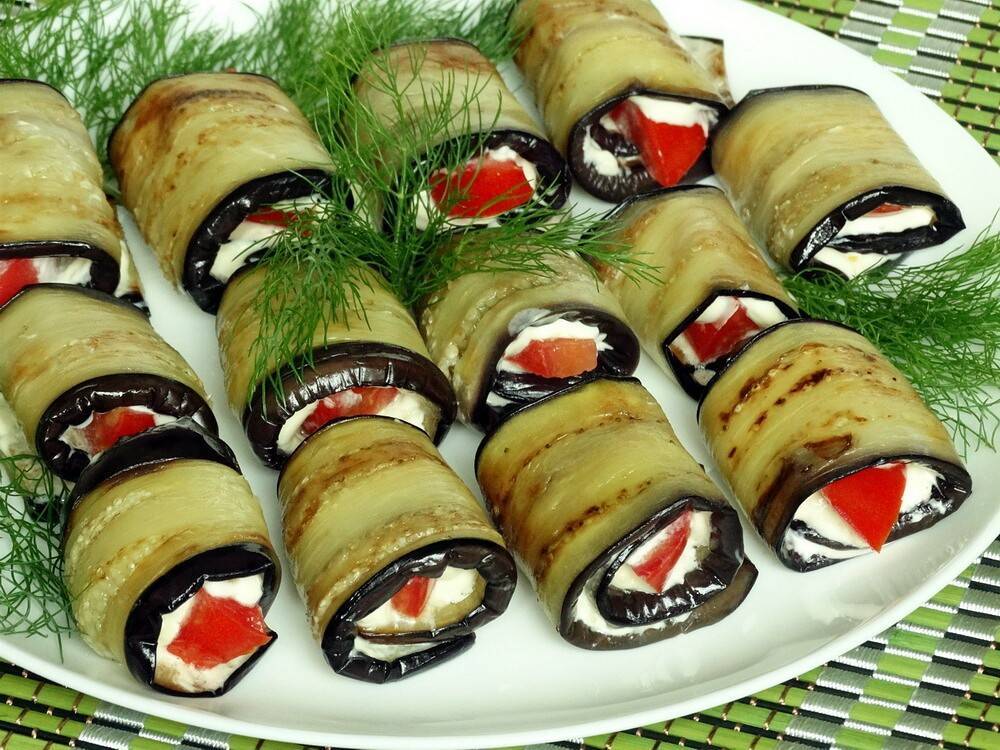 Рулетики из баклажанов с помидорами и чесноком